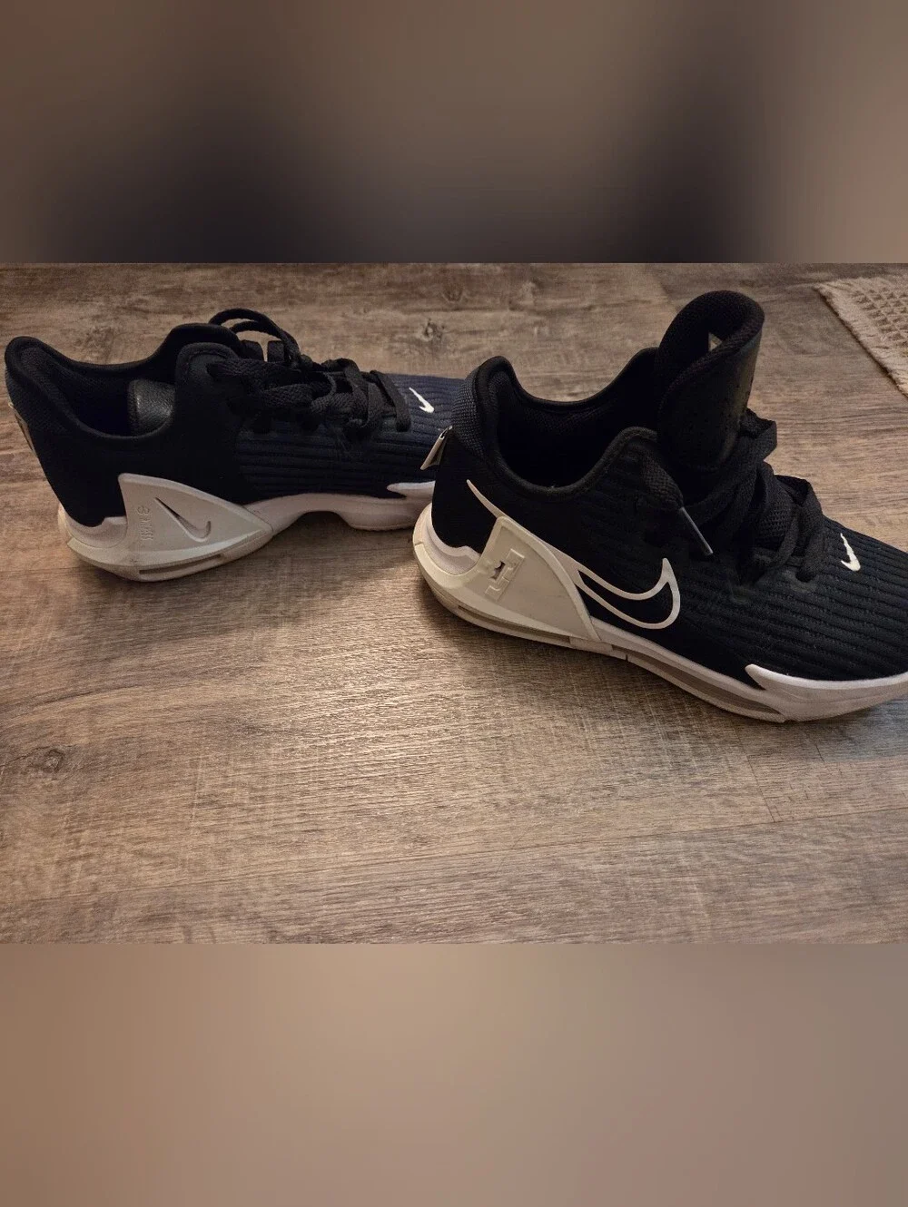 Nike LeBron Witness 6 Black Dark Obsidian White Sz 7Y